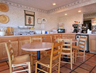 Super 8 By Wyndham Portales Motel Restoran gambar